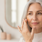 application: application du baume du bout des doigts sur le visage