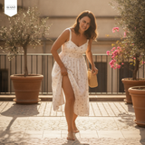 avant: cuisses qui frottent sous une robe d'été, geste de réajustement gêné